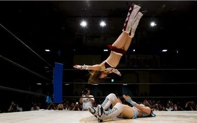 日本女子摔跤場(chǎng)下男人嗨爆