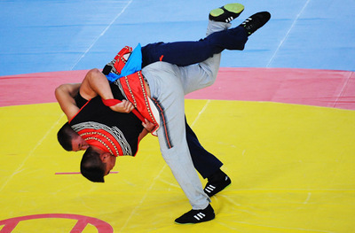 第十屆全國(guó)少數(shù)民族運(yùn)動(dòng)會(huì)民族式摔跤比賽舉行