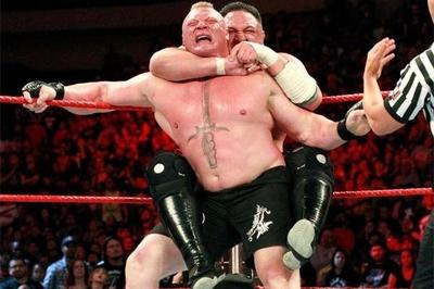 為何WWE那么受歡迎?道具全部訂做,為了效果還用血包