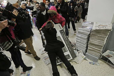 黑色星期五 英國(guó)民眾商場(chǎng)搶購(gòu)