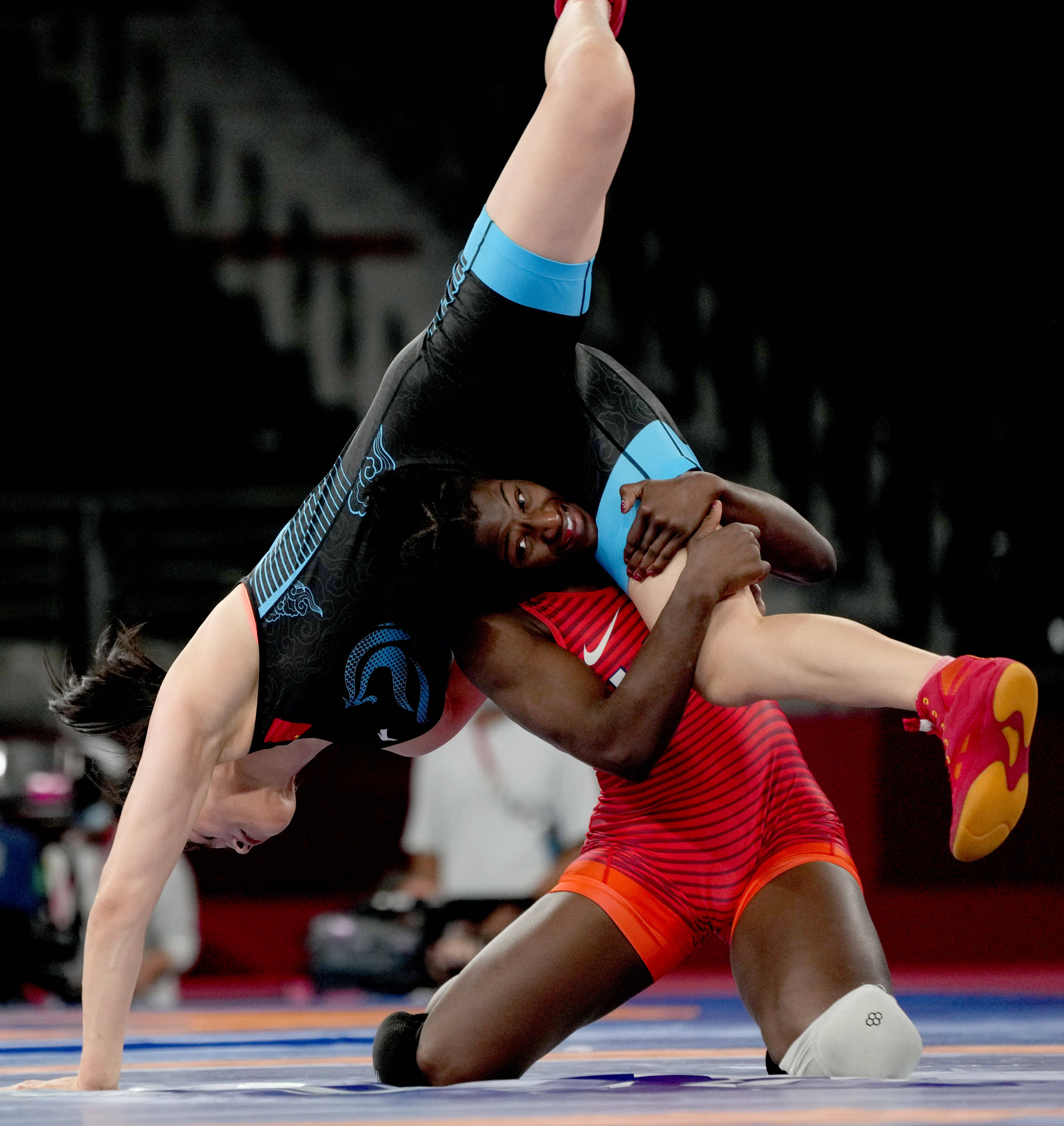 摔跤——中國(guó)選手周鳳無(wú)緣四強(qiáng)_門薩