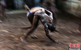 巴基斯坦泥地摔跤手的訓(xùn)練生活滾動(dòng)頻道