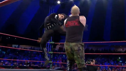 摔角就摔嘛,倆人在這里二人轉(zhuǎn),轉(zhuǎn)的人頭暈