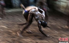 泥地摔跤手生活揭秘 變態(tài)訓(xùn)練鑄就鐵人