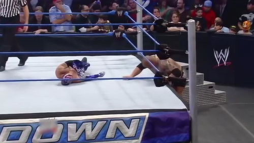 男子摔角比拼,小伙被對(duì)手從場(chǎng)下扔到場(chǎng)上,實(shí)力太懸殊