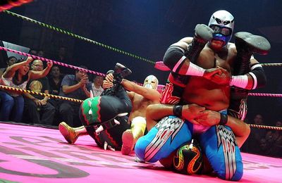 圖文:傳統(tǒng)墨西哥蒙面摔跤大賽 四人摔跤