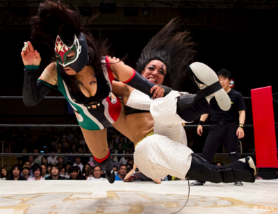 日本女子恐怖摔角, 撕開胸衣進(jìn)行赤身肉搏! 呵,輕功了得!