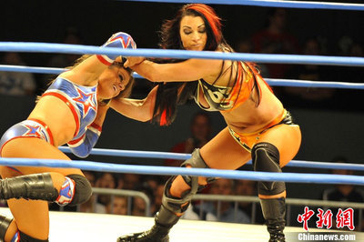 猛女摔跤臺上一決高下 出位表演引觀眾瘋狂-中新網(wǎng)