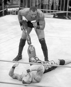 美國獨(dú)腿摔跤手感人 伊拉克路邊曾被炸彈擊中(圖)