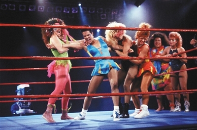《美女摔角聯(lián)盟》 當(dāng)B級片導(dǎo)演拍真人秀(組圖)