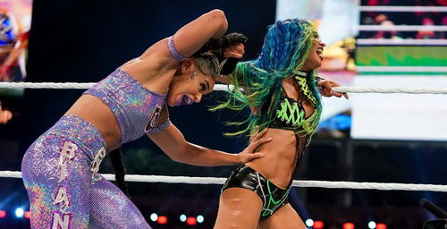 wwe人間怪獸手撕鋼鐵牢籠,辮子姐摔角狂熱首秀斬獲女子冠軍