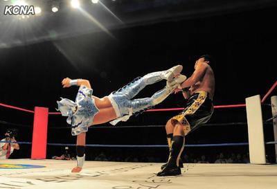 朝鮮國際職業(yè)摔跤賽開戰(zhàn) 現(xiàn)場座無虛席