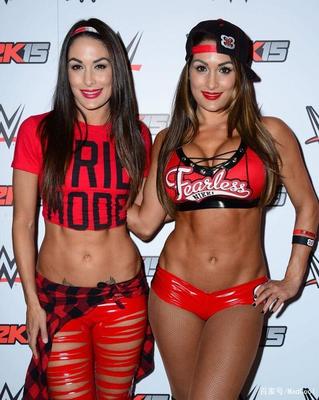 WWE雙胞胎美女雙雙入選名人堂,并宣布同時(shí)懷孕
