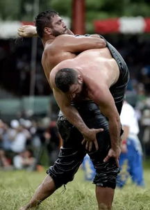 歐美嘉丨土耳其摔跤比賽現(xiàn)場公然賣腐 激情四射