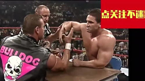 wwe壯漢不摔角就比掰手腕 掰不過還耍賴起身就是暴打