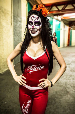 墨西哥亡靈節(jié)上演自由式摔跤 看比賽就像看戲劇