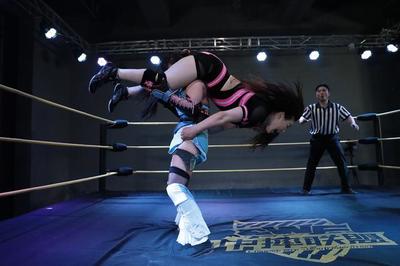 日本美女聲優(yōu)清水愛在中國打摔角比賽,萌妹子也有強悍的一面