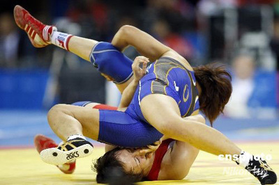 日本選手伊調馨獲女子自由式摔跤63公斤級金牌