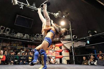 長相水靈的日本摔跤手,卻練出一身肌肉,你敢挑戰嗎?