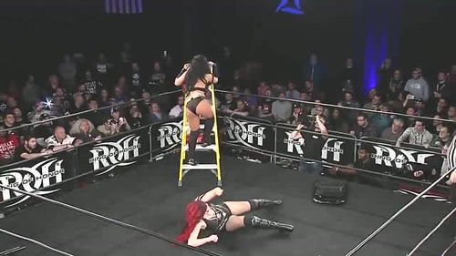 摔角選手瘋起來(lái)似魔鬼,裁判完全控制不住,觀眾沉默不語(yǔ)