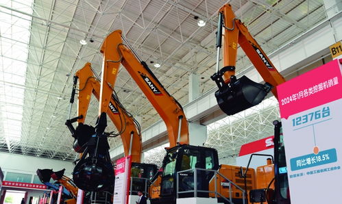 履帶起重機(jī) 挖掘機(jī)化身冰雪世界建設(shè) 好幫手 工程機(jī)械首月經(jīng)營數(shù)據(jù)暖意濃