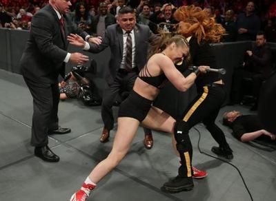 隆達(dá)與貝基網(wǎng)絡(luò)罵戰(zhàn)升級(jí)，老麥介入干預(yù)引發(fā)摔角界震動(dòng)