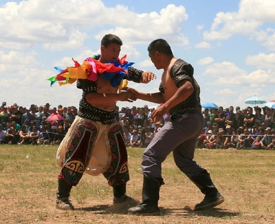 彪悍的蒙古族摔跤手 力量與技巧的完美展示